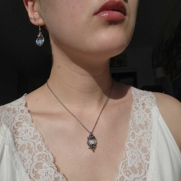 Vintage whimsical opalite and silver circle earrings ✦ Medieval fairy style ✦ - Picture 3 of 6